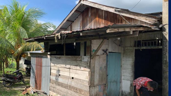 RTLH DI SINTANG - Rumah tidak layak huni di Kabupaten Sintang. Berdasarkan data Badan Perencanaan Pembangunan Daerah (Bappeda) Kabupaten Sintang, jumlah rumah tidak layak huni tercatat sebanyak 9.010 unit yang tersebar di 9 kecamatan.