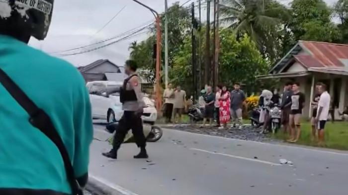 KECELAKAAN PEMANGKAT - Tangkapan layar video amatir warga di lokasi kecelakaan dua pengendara sepeda motor di Jalan Raya Serdang Perapakan, Kecamatan Pemangkat, Kabupaten Sambas, Kamis 19 Februari 2026 siang. Berikut kronologi kecelakaannya: