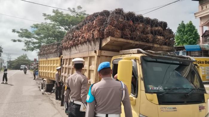 Personel Operasi Zebra Polres Melawi Imbau Pengemudi Gunakan Jaring Pengaman & Hindari Overkapasitas