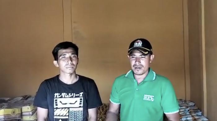 INSIDEN GELOMBANG BESAR - Kepala Badan Permusyawaratan Desa (BPD) Desa Padang, Ardiansah (kanan), bersama rekannya memberikan keterangan terkait insiden kapal pengangkut sembako yang dihantam gelombang besar saat berlayar dari Kabupaten Ketapang menuju Desa Padang, Kabupaten Kayong Utara, di gudang sembako, desa padang, Jumat 21 November 2025.