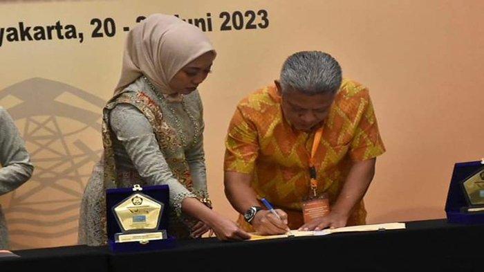 Kubu Raya Terima Bantuan PJUTS dari Kementerian ESDM