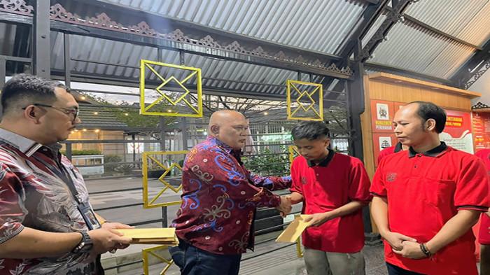 AMNESTI DAN ABOLISI - Kepala Rutan Kelas II A Pontianak Timbul Aliansyah Panjaitan saat serahkan langsung surat Amnesti kepada satu diantara 15 WBP yang tercatat mendapatkan Amnesti dan Abolisi dari Presiden RI Prabowo Subianto pada Sabtu 2 Agustus 2025.