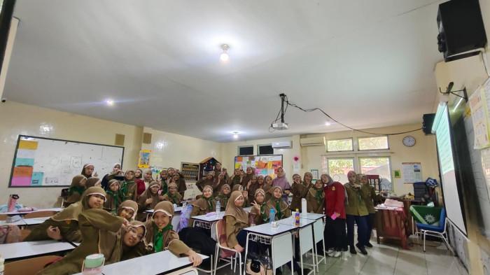 EDUKASI KESEHATAN - Suasana program keputrian di SD Muhammadiyah 2 Pontianak berlangsung lebih semarak dan edukatif, Jumat 24 April 2026. Pelajar mendapatkan narasumber dan materi yang berbeda sesuai dengan kebutuhan edukasi kesehatan anak sekolah.