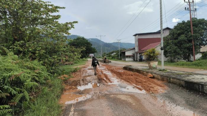 JALAN RUSAK -  Kondisi Jalan Lingkar di Sukadana, Kayong Utara, tampak rusak parah dengan genangan air dan tanah berlumpur, Selasa 16 September 2025. Akibat kondisi jalan rusak menyebabkan kecelakaan bagi warga yang melintas.