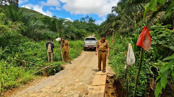 Kadis DBM SDA Sanggau Tinjau Ruas Jalan Sejuah-Noyan Yang Alami Kerusakan