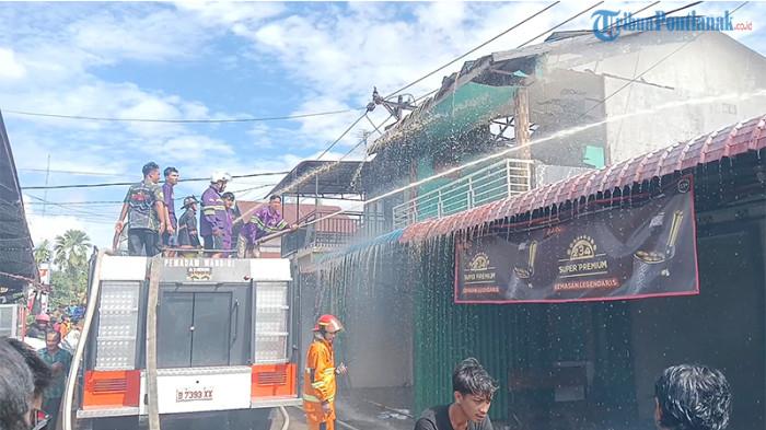 KEBAKARAN PASAR - Sejumlah pemadam sedang memadamkan api saat kebakaran di Pasar Senggol Alas Kusuma, Desa Kuala Dua, Kecamatan Sungai Raya, Kabupaten Kubu Raya, pada Selasa, 16 September 2025. Kebakaran ini diduga dipicu korsleting listrik.