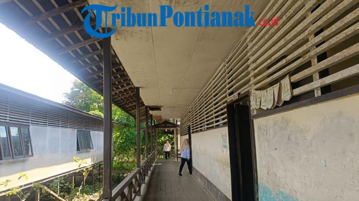 GEDUNG SEKOLAH - Kondisi Gedung SDN 03 Kedamin Hilir, Kecamatan Putussibau Selatan, yang menurut Kepala Sekolah, sudah tidak layak lagi, karena hampir semua bangunan mengalami kerusakan, Kamis 13 November 2025. Dalam kondisi seperti ini, pihak sekolah sudah pernah  melaporkan masalah ke Dinas Pendidikan Kapuas Hulu, namun hingga hari ini belum ada respon. 