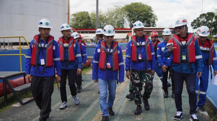 DEPO PERTAMINA - Kapolresta Pontianak, Kombes Pol Endang Tri Purwanto, SIK ,MSi melakukan peninjauan langsung ke depo Pertamina bersama Wali Kota Pontianak dan jajaran terkait, Kamis 19 Maret 2026. Kegiatan ini memastikan kondisi stok bahan bakar minyak (BBM) di Kota Pontianak dalam keadaan aman dan mencukupi.