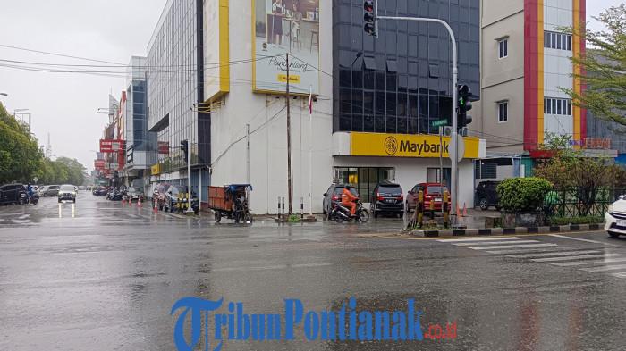 LOKASI KECELAKAAN - Lokasi tempat terjadinya kecelakaan antara mobil kontainer dan pengendara sepeda motor di persimpangan lampu merah Jalan Tanjung Pura dan Jalan Diponegoro, Kecamatan Pontianak Kota, pada Rabu, 12 November 2025 siang.
