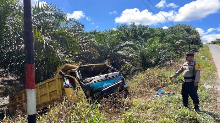KECELAKAAN SANGGAU - Kondisi truk yang mengalami kecelakaan di Jalan Lintas Malenggang tepatnya di tanjakan puruh Dusun Sungai Daun, Desa Malenggang, Kecamatan Sekayam, Kabupaten Sanggau, Kalimantan Barat, Selasa 19 Mei 2026. Polisi mengungkap kronologi kecelakaan.