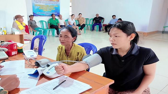 KEGIATAN SOSIAL - PT Cita Mineral Investindo Tbk (CMI) menggelar kegiatan sosial berupa pemeriksaan dan pengobatan kesehatan gratis untuk masyarakat sekitar wilayah operasi tambang. Kegiatan yang berlangsung pada Senin (10/11) di Air Upas dan Kamis (13/11) di Sandai ini menjadi bentuk nyata komitmen perusahaan dalam meningkatkan kualitas kesehatan dan kesejahteraan di lingkungan pemasyarakatan sekitar tambang.