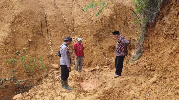 TERTIMBUN LONGSOR - Petugas kepolisian dari Polsek Tayan Hilir saat berada di lokasi kejadian seorang perempuan berinisial J (48) yang meninggal dunia akibat tertimbun tanah longsor saat menggali batu di area bekas sebuah perusahaan tambang di di Dusun Perupuk, Desa Beginjan, Kecamatan Tayan Hilir, Kabupaten Sanggau, Kalimantan Barat, Selasa 11 November 2025.