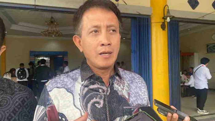 BERI KETERANGAN - Asisten Deputi Akselerasi Jaringan Usaha pada Bidang Pengembangan Usaha Koperasi Kementerian Koperasi, Cecep Setyawan beri keterangan kepada sejumlah wartawan, Jumat 28 November 2025. Ceceo Setyawan mengatakan dunia usaha kini menghadapi tantangan yang semakin kompleks seiring pesatnya perkembangan teknologi, perubahan pasar global, serta tuntutan efisiensi. 