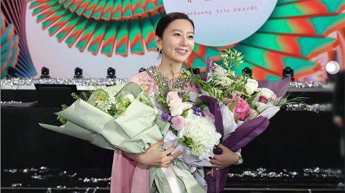 Kim Hee Ae Pemeran Dokter di Drama Bergenre Perselingkuhan The World of The Married Banjir Pujian