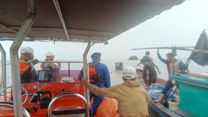 NELAYAN KKU HILANG - Tim gabungan Basarnas Kayong Utara bersama unsur TNI AL dan Polairud menyisir perairan Pulau Kumban, Kecamatan Simpang Hilir, Kayong Utara, Kalimantan Barat, saat melakukan operasi pencarian nelayan yang hilang, Kamis 20 November 2025. Berikut kronologi nelayan hilang akibat perahu terbalik pada Kamis 20 November siang WIB.