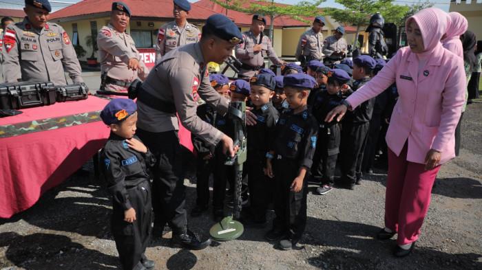 Satbrimob Polda Kalbar Terima Kunjungan Murid TK, Tingkatkan Minat Belajar & Kembangkan Keterampilan