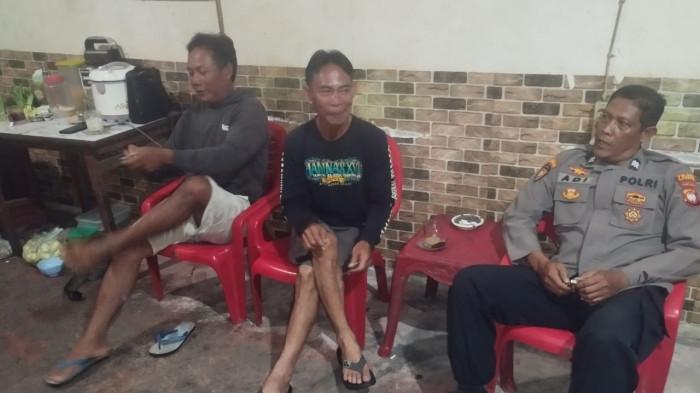 DUDUK BERSAMA - Jajaran Polsek Mandor melaksanakan patroli malam yang dikemas dengan kegiatan duduk bersama warga, Selasa malam 12 November 2025. Kegiatan patroli malam tersebut dipimpin langsung oleh anggota Polsek Mandor dengan menyambangi sejumlah titik rawan serta tempat berkumpulnya masyarakat di wilayah hukum Polsek Mandor.