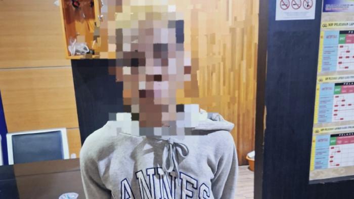 PENGANIAYAAN PONTIANAK - Remaja yang diduga pelaku penganiayaan berinisial U menggunakan celurit di kawasan Ambalat, tepatnya di depan Vila Gam, Jalan Budi Karya, Kecamatan Pontianak Selatan, pada Minggu 9 November 2025 saat diamankan pihak kepolisian. Berikut kronologi U aniaya korban.