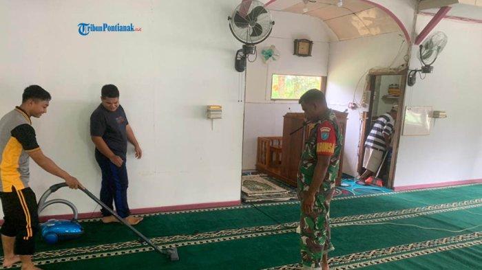 Jumat Bersih, Polsek Ketungau Hulu Kurve di Lingkungan Masjid Al-Ikhlas Senaning