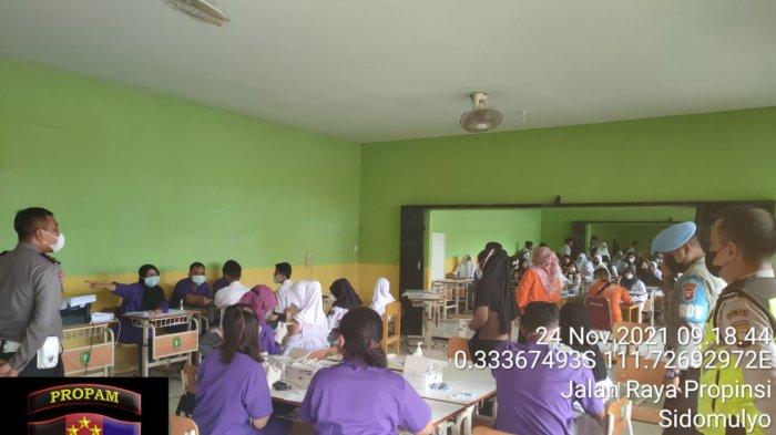 Personel Polres Melawi Laksanakan Pengamanan Vaksinasi di Dua Tempat