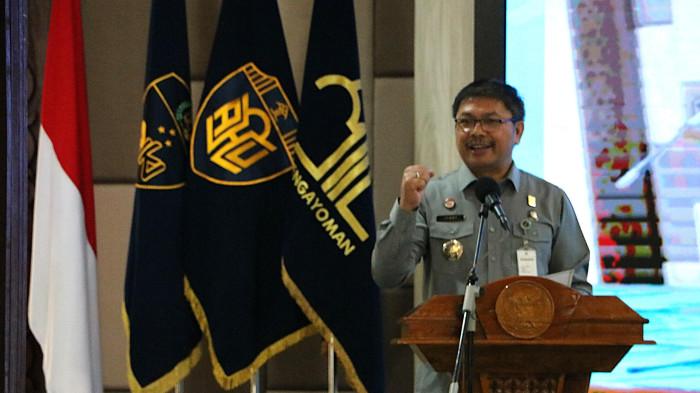 KATA SAMBUTAN - Kepala Kantor Wilayah Kementerian Hukum Kalimantan Barat, Jonny Pesta Simamora memberikan kata sambutan dalam Rapat Koordinasi Pelayanan Hukum Tahun 2026 dengan tema “Transformasi Layanan Kekayaan Intelektual dan Administrasi Hukum Umum menuju Pelayanan Prima di Kalimantan Barat” di Aula Garuda Gedung Pelayanan Terpadu Kantor Gubernur Kalimantan Barat, Selasa (12/5).