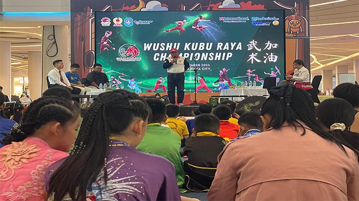 KATA SAMBUTAN - Ketua KONI Kabupaten Kubu Raya Ariono memberikan kata sambutan dalam Wushu Kubu Raya Championship (WKRC) 2025 di Center Atrium Gaia Bumi Raya City Mal, Sabtu (15/11). 