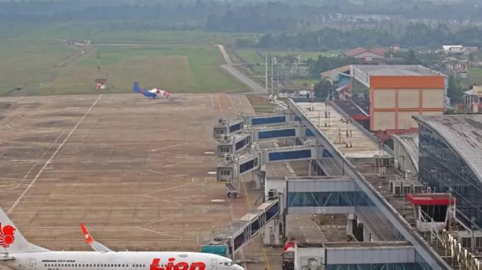 PENYELUNDUPAN BANDARA SUPADIO - Foto pesawat Boeing 737-800 milik Lion Air terparkir di Bandara Internasional Supadio pada 30 Juni 2025. Oknum AVSEC berinisial MH mendapat imbalan fantastis dari aksinya yang nekat selundupkan narkoba di Supadio.