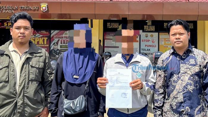 KEKERASAN MAHASISWI SAMBAS - Komite Mahasiswa Kabupaten Sambas (KMKS) saat mendampingi seorang mahasiswi berinisial D (21) asal Sambas melaporkan seorang pria di Kubu Raya ke Polres Kubu Raya pada Selasa 10 Februari 2025. Mahasiswi itu diduga mendapat tindak pidana kekerasan, penganiayaan, dan pengancaman serta pemaksaan secara berulang