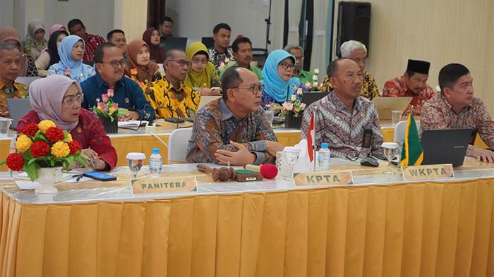 BIMTEK - PT. Trans Hybrid Communication menunjukkan komitmennya dalam mendukung transformasi digital di lingkungan peradilan agama dengan berpartisipasi aktif dalam kegiatan Bimbingan Teknis (Bimtek) Teknologi Informasi bertema “Pemanfaatan Artificial Intelligence (AI) Dalam Mendukung Kinerja Aparatur Peradilan.” Kegiatan ini diselenggarakan oleh Pengadilan Tinggi Agama (PTA) Pontianak dan diikuti oleh seluruh pejabat serta aparatur PTA Pontianak, juga para Ketua dan aparatur Pengadilan Agama se-Kalimantan Barat, baik secara offline di Aula PTA Pontianak maupun daring melalui platform virtual. 