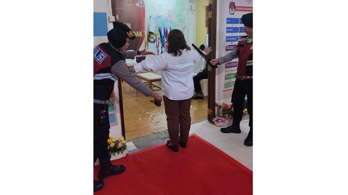 Polres Landak Sterilisasi di Kantor KPU dan Lakukan Pemeriksaan Ketat dengan Metal Detector