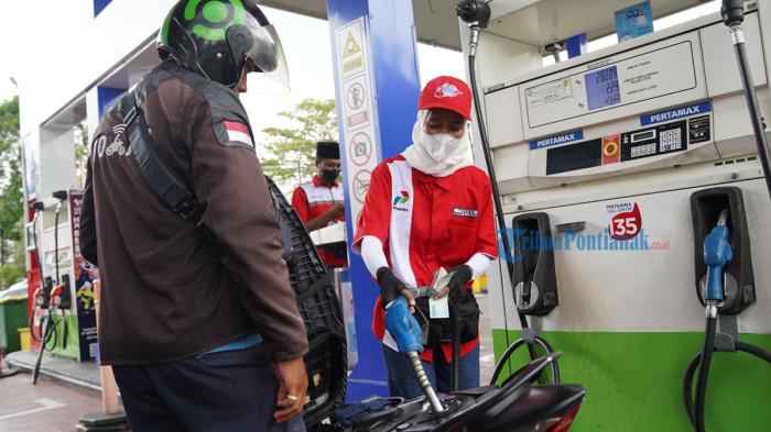 BBM OPLOSAN PONTIANAK - Pengendara motor mengisi BBM di SPBU Jalan Parit H. Husein, Kota Pontianak, Rabu 11 Maret 2026. Marak di Kota Pontianak oknum yang melakukan praktik BBM oplosan.