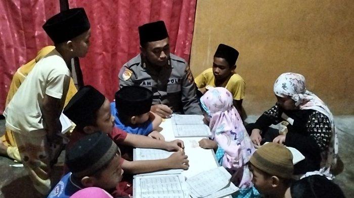 Polisi Humanis, Brigpol Niam Mengajar Ngaji Anak-anak di Asrama Mapolsek Ngabang