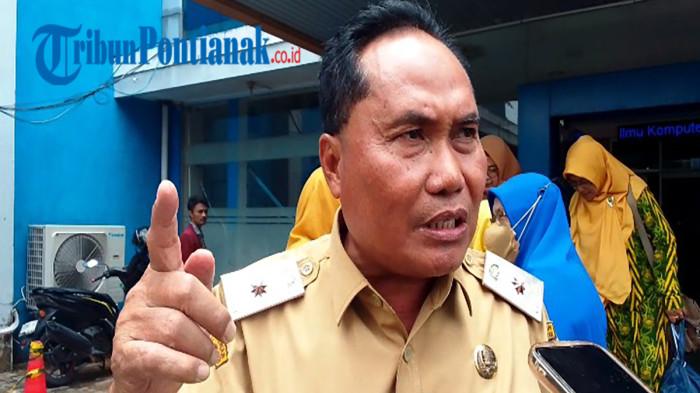 BERIKAN KETERANGAN - Kepala Dinas Ketenagakerjaan Kota Pontianak, Ismail, mengatakan hingga saat ini belum ada pertemuan untuk membahas terkait UMK Kota Pontianak, Jumat 14 November 2025.