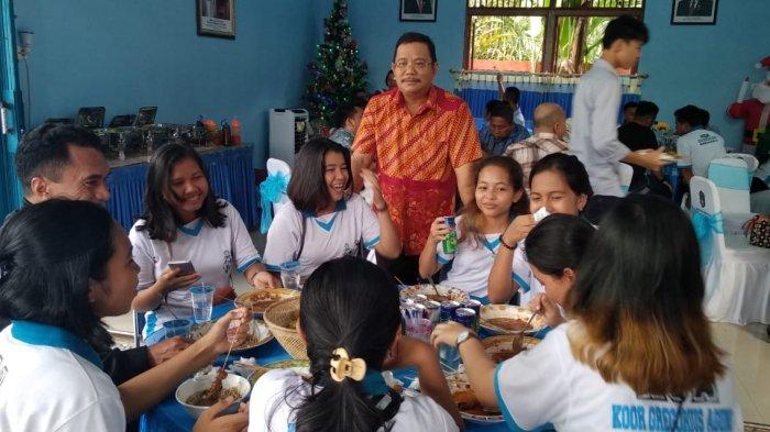Warga Berbondong-bondong Hadiri Open House di Kediaman Bupati Rupinus
