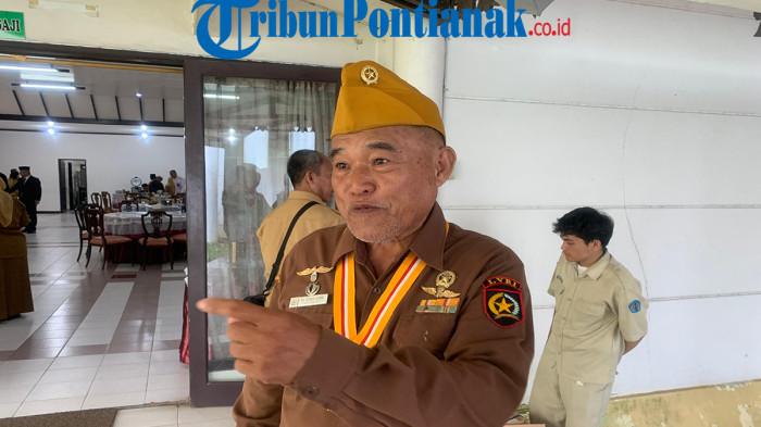 HARI PAHLAWAN - Senyum Sumringah Rusman Chamili, Wakil Ketua Legium Veteran Provinsi Kalimantan Barat, saat menceritakan perjalanan masa mudanya di Timur Tengah, Mesir yang bergabung dengan pasukan PBB, di Kantor Gubernur Kalbar, Senin 10 November 2025.