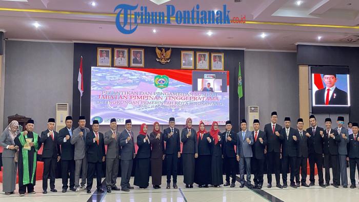 PELANTIKAN PEJABAT - Pelantikan dan Pengambilan Sumpah Jabatan Pimpinan Tinggi Pratama di Lingkungan Pemerintah Kota Singkawang, di Ruang Balairung Kantor Wali Kota, pada Rabu 12 November 2025.