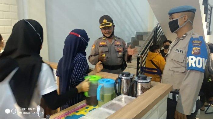 Satgas Penanganan Covid-19 Polres Sanggau Lakukan Penerangan Keliling di Lokasi Berkumpul Masyarakat