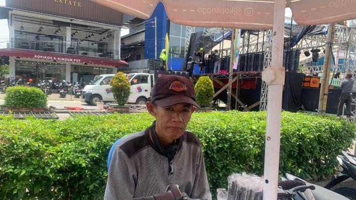 CERAMAH UAS - Efendi pedagang kopi keliling yang juga berprofesi sebagai ojol Pontianak mengambil tempat sejak pagi hari Minggu 5 Oktober 2025 sambil menunggu ceramah Ustad Abdul Somad (UAS)