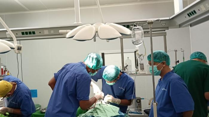 Tim medis melakukan tindakan operasi bibir sumbing dan celah langit-langit dalam kegiatan bakti sosial operasi gratis yang digelar di RSUD Dr. Agoesdjam, Kabupaten Ketapang, Kalimantan Barat, Sabtu 14 Februari 2026.