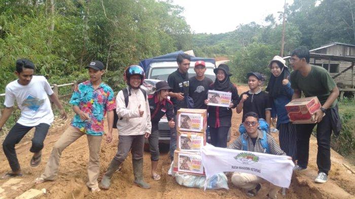 Gabungan Aliansi Mahasiswa Ketapang Serahkan Langsung Hasil Penggalangan Dana untuk Korban Banjir