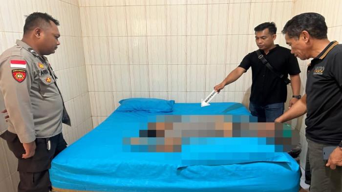MAYAT DI PEMANGKAT - Polisi melakukan olah TKP penemuan mayat pria di sebuah kamar hotel di Pemangkat, Kabupaten Sambas, Kalimantan Barat, pada Selasa 21 Oktober 2025. Polisi mengungkapkan dari hasil penyelidikan tidak ditemukan tanda-tanda kekerasan di tubuhnya.