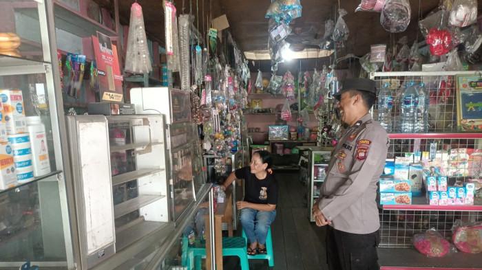 PATROLI RUTIN - Anggota Polsek Menjalin Polres Landak Polda Kalbar terus meningkatkan kegiatan patroli rutin sebagai upaya menjaga stabilitas keamanan dan ketertiban masyarakat (Kamtibmas) di wilayah hukumnya, Sabtu 15 November 2025 siang, Kegiatan patroli yang dilaksanakan piket Polsek Menjalin menyasar kawasan pemukiman dan pusat aktivitas masyarakat.