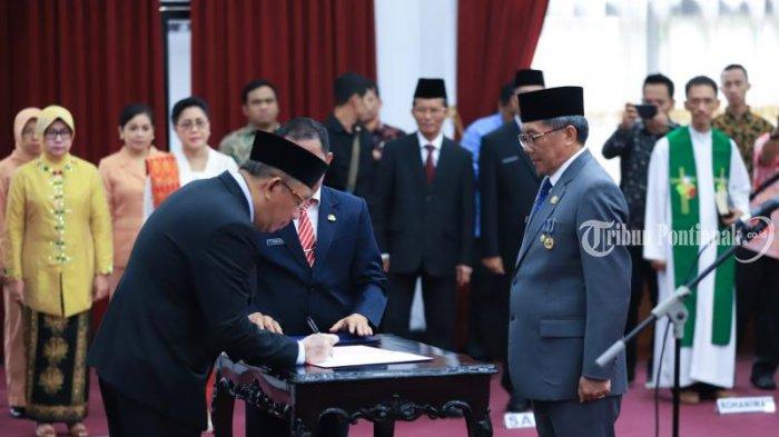 FOTO: Momen-monen Saat Gubernur Sutarmidji Lantik AL Leysandri Sebagai Sekda Kalbar - penandatanganan-pakta-integritas-pengambilan-janji-jabatan-sekda-kalbar-leysandri.jpg