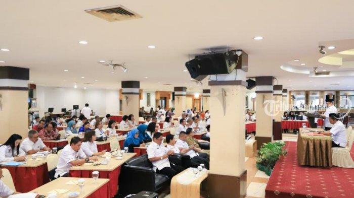 FOTO: Wagub Kalbar Ria Norsan Buka Rakor Penanggulangan Kemiskinan di Kalbar Yang Mencapai 7,37% - penanggulangan-kemiskinan2.jpg