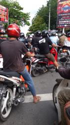 Tunggu Lampu Merah, Pengendara Motor Berdesakan di Zebra Cross