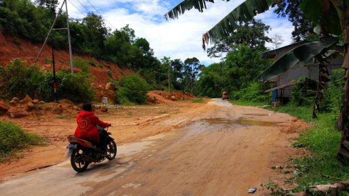 Tanah Kuning Tutup Badan Jalan, Ini Keluhan Pengendara
