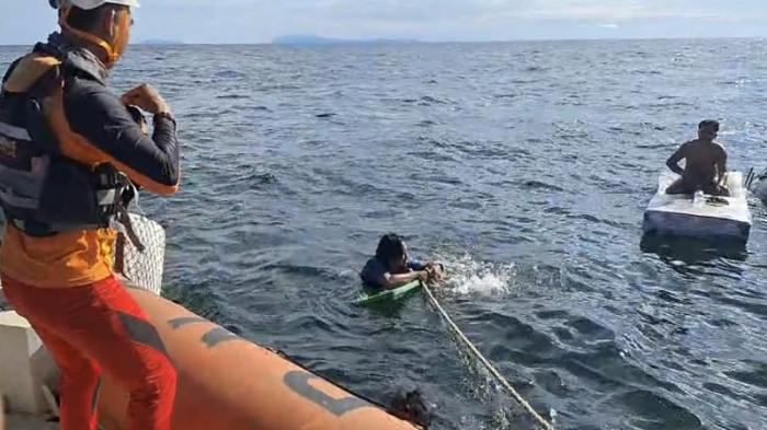 PERAHU KARAM - Tim SAR mengevakuasi tiga nelayan Ishaq (42), Andri Gunawan (37), dan Zeki Chandra (29) yang perahunya tenggelam di perairan Teluk Sukadana, Kabupaten Kayong Utara, pada Senin 7 Oktober 2025. Berikut kronologi kejadiannya.