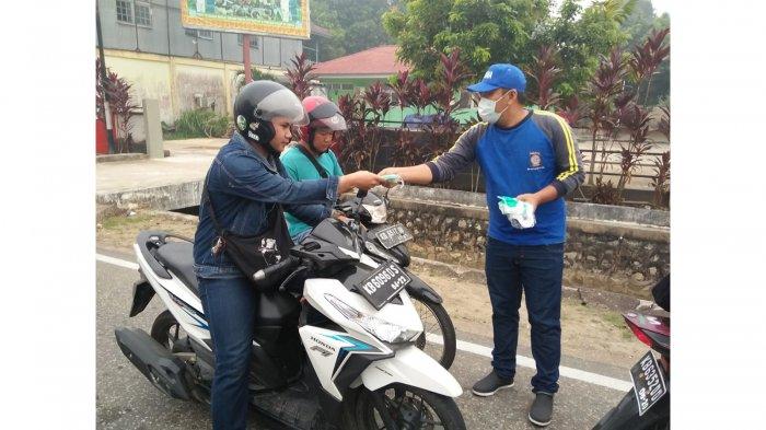 Tagana Sanggau Bagikan 1000 Masker Kepada Masyarakat Umum