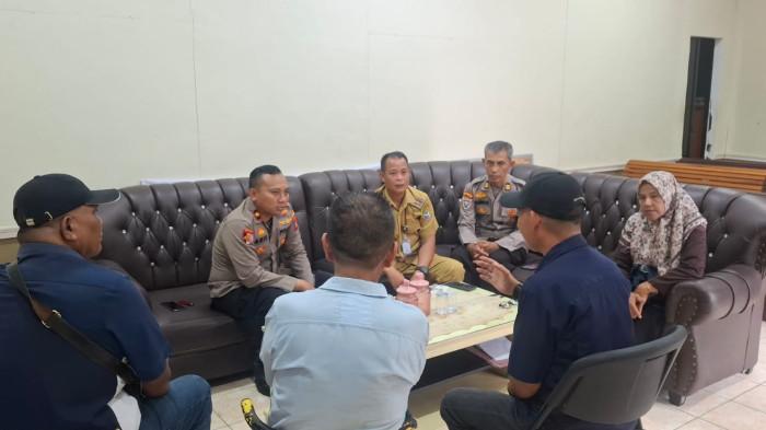 POKDAR KAMTIBMAS - Kapolsek Pontianak Utara Kompol I Made Aris Candra Putra S.I.K didampingi Camat Pontianak Utara Indrawan Tauhid,Kanit Binmas Polsek Pontianak Utara AKP Teten Darmansyah dan sejumlah pengurus Pokdar Kamtibmas saat diskusi bersama, Senin 6 Oktober 2025.