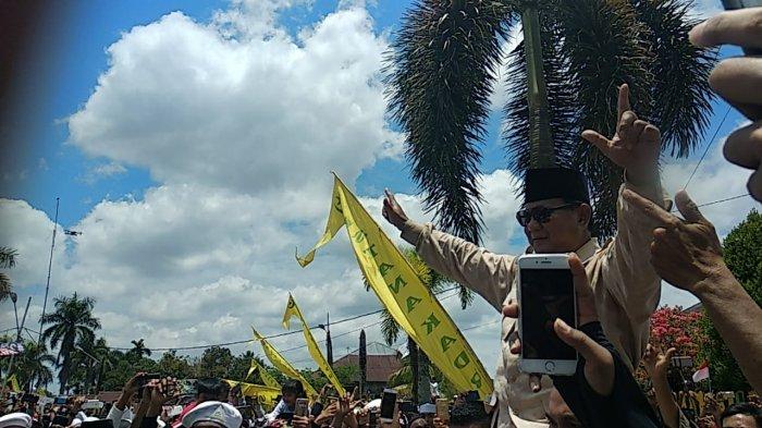 Emak-emak Tumpah Ruah Sambut Kedatangan Prabowo Subianto di Istana Kadriah Pontianak